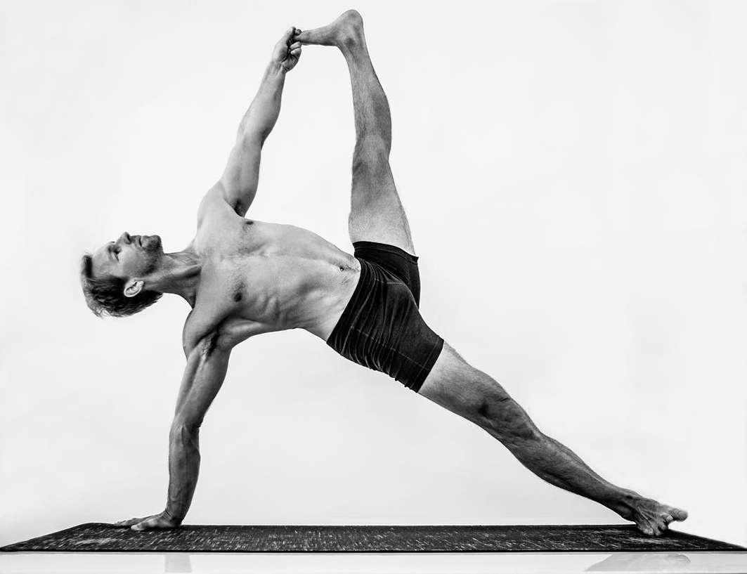 男人瑜伽的正确打开方式，一身腱子肉，提升自己的逼格_身体