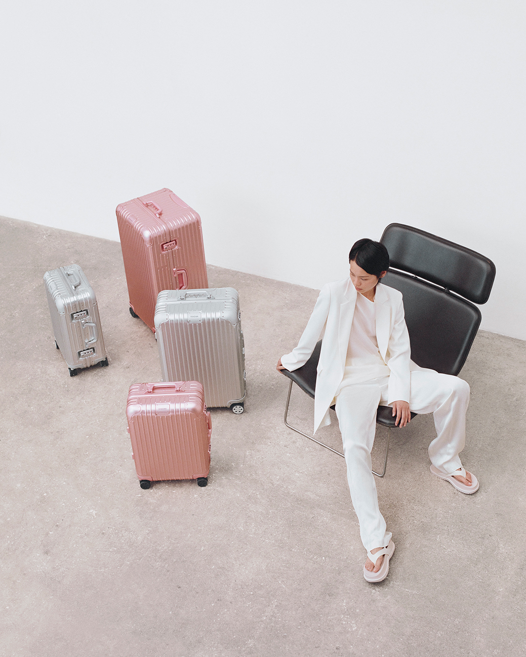 RIMOWA 推出以粉晶为灵感的胶囊系列，演绎金属粉色质感。 - Iconicmen