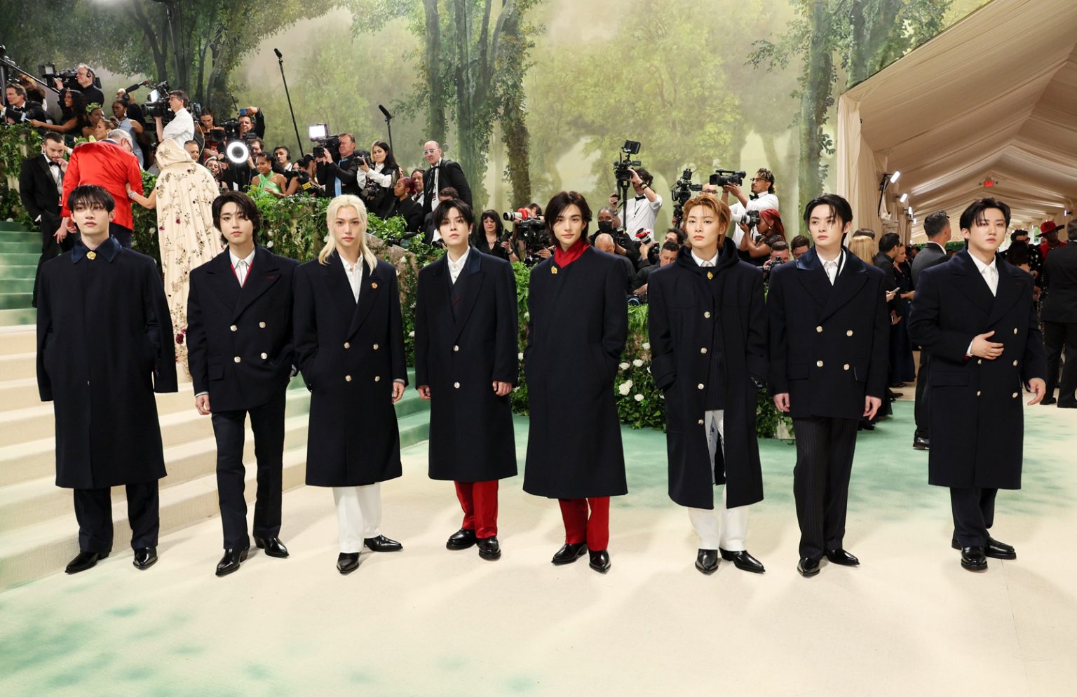 Stray Kids 全员穿着 Tommy Hilfiger 订製西装出席 2024 年 Met Gala，将经典的美式酷风格，展现贵公子形象。 Iconicmen