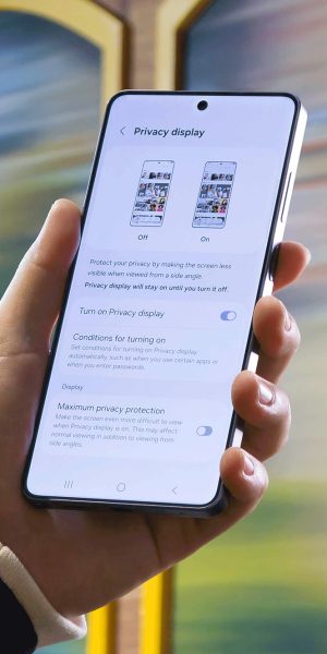 016-lifesytle-galaxy-s26ultra-cobaltviolet-privacy-display-trambooth