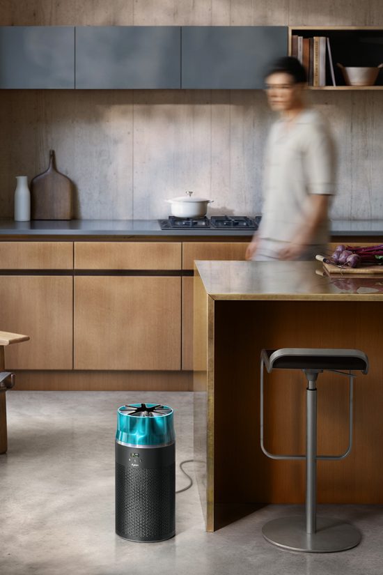 SP01_BLKNKTRTL_033-RGB-InUse-Kitchen-Man-AUTO-A1_MIX